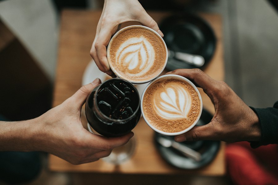 Taza de café recién servida sobre una barra